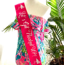 Load image into Gallery viewer, Flamingo 4" Party Sash